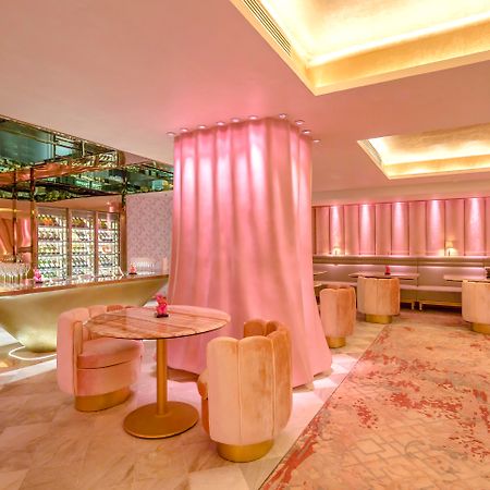 Hotel Lebua At State Tower Bangkok Esterno foto The interior of the lounge