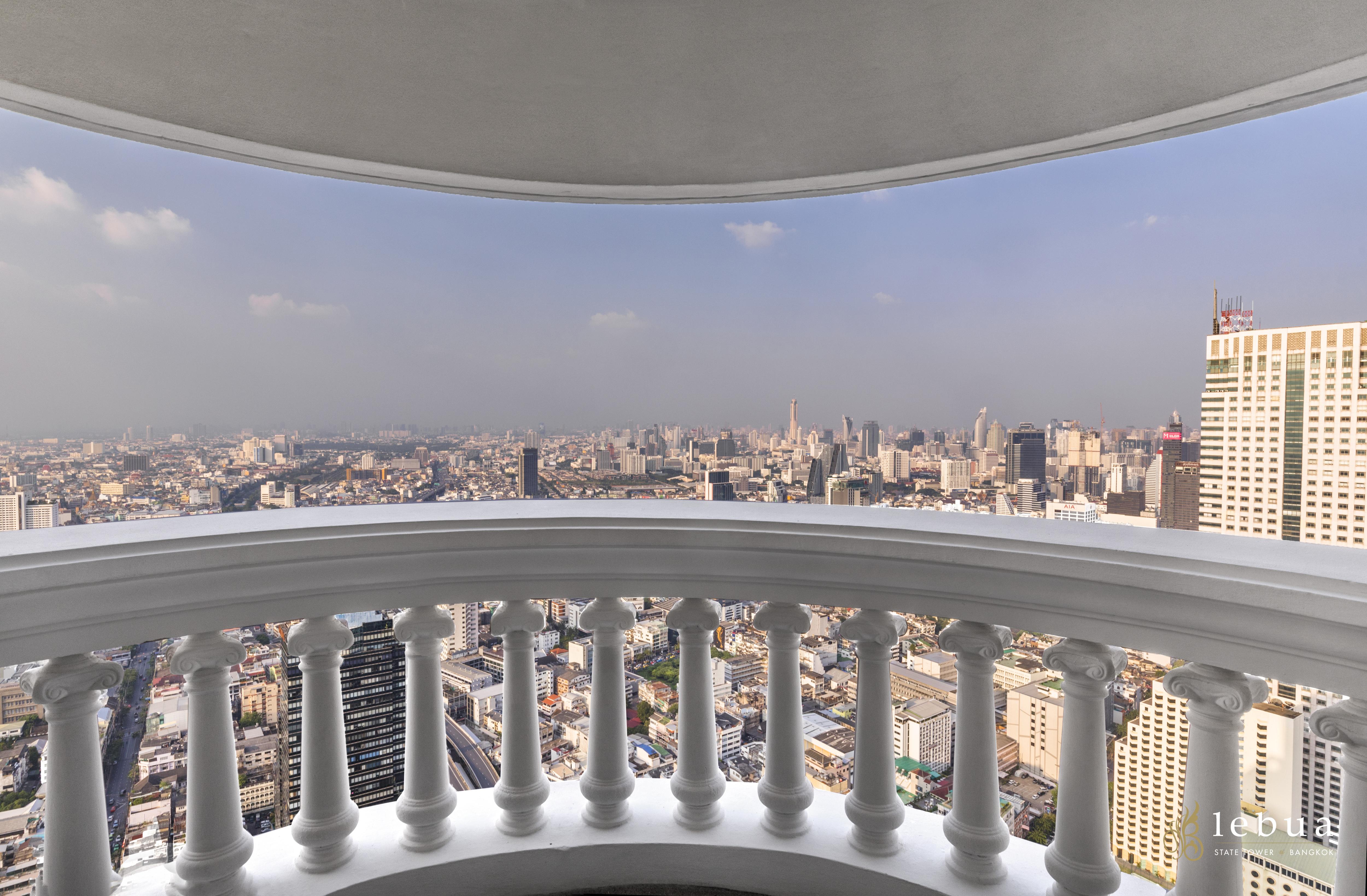 Hotel Lebua At State Tower Bangkok Esterno foto View from the top of the tower