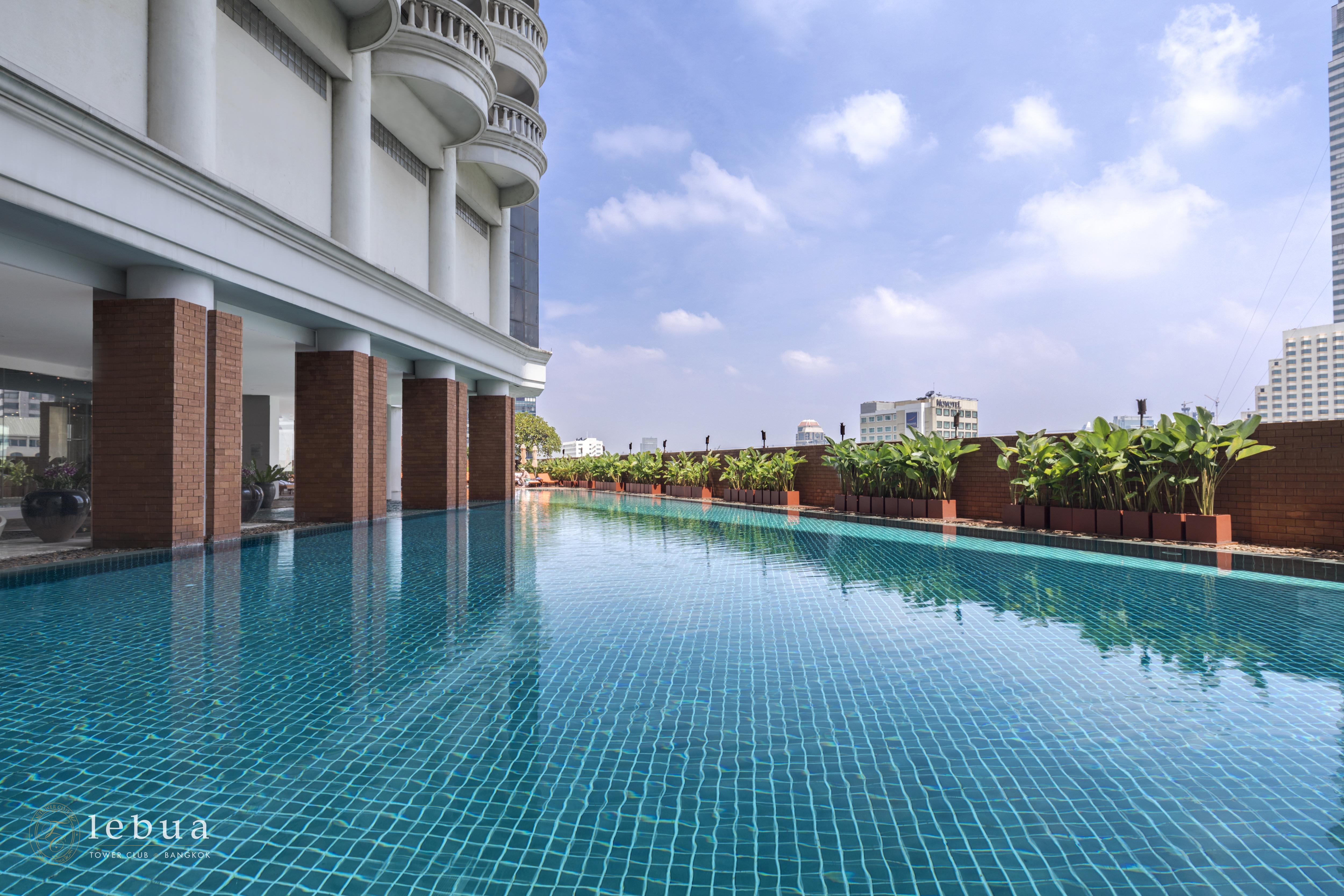 Hotel Lebua At State Tower Bangkok Esterno foto The swimming pool at the 10th floor