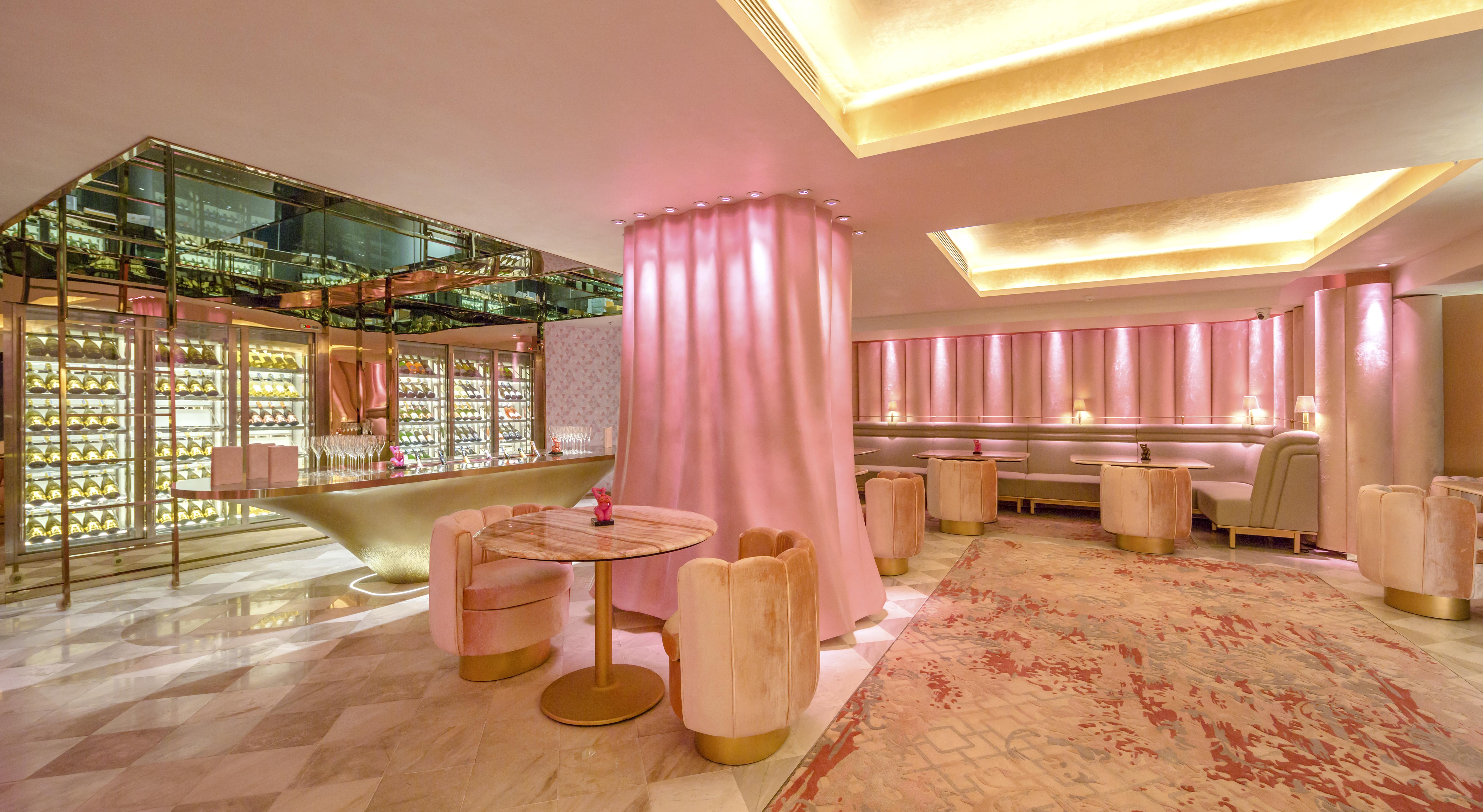 Hotel Lebua At State Tower Bangkok Esterno foto The interior of the lounge