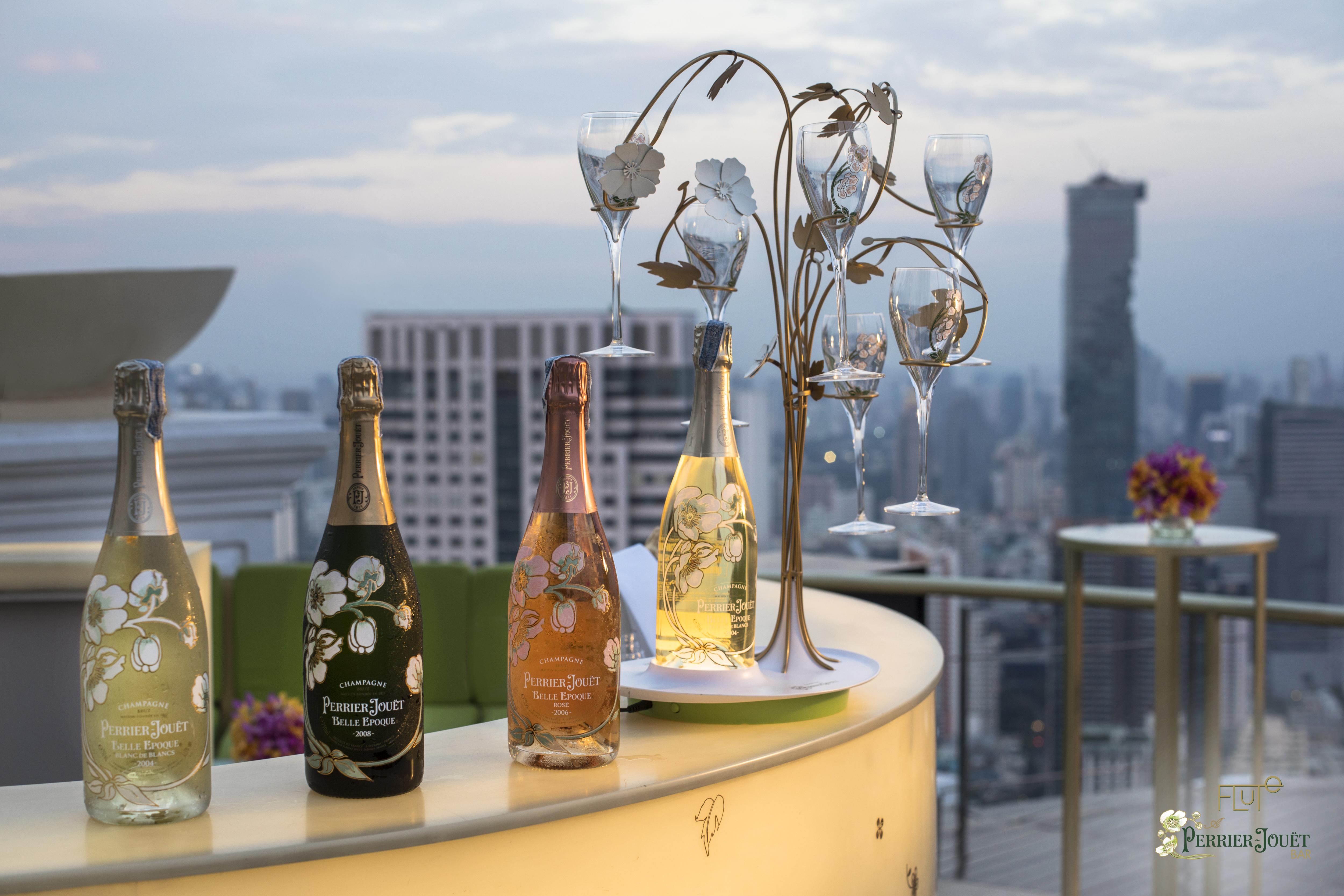 Hotel Lebua At State Tower Bangkok Esterno foto A selection of sparkling wine