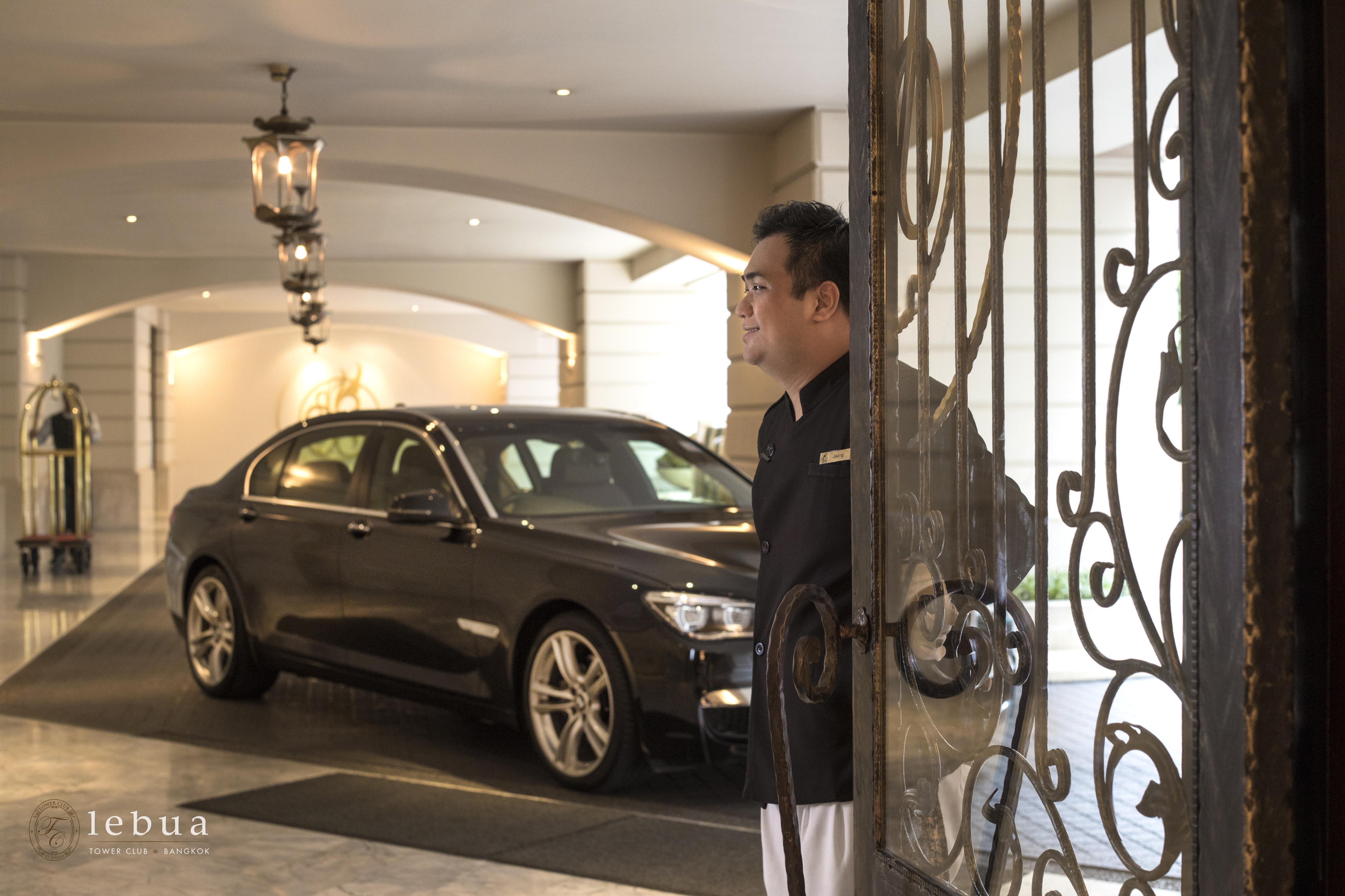 Hotel Lebua At State Tower Bangkok Esterno foto A doorman at the entrance of a hotel