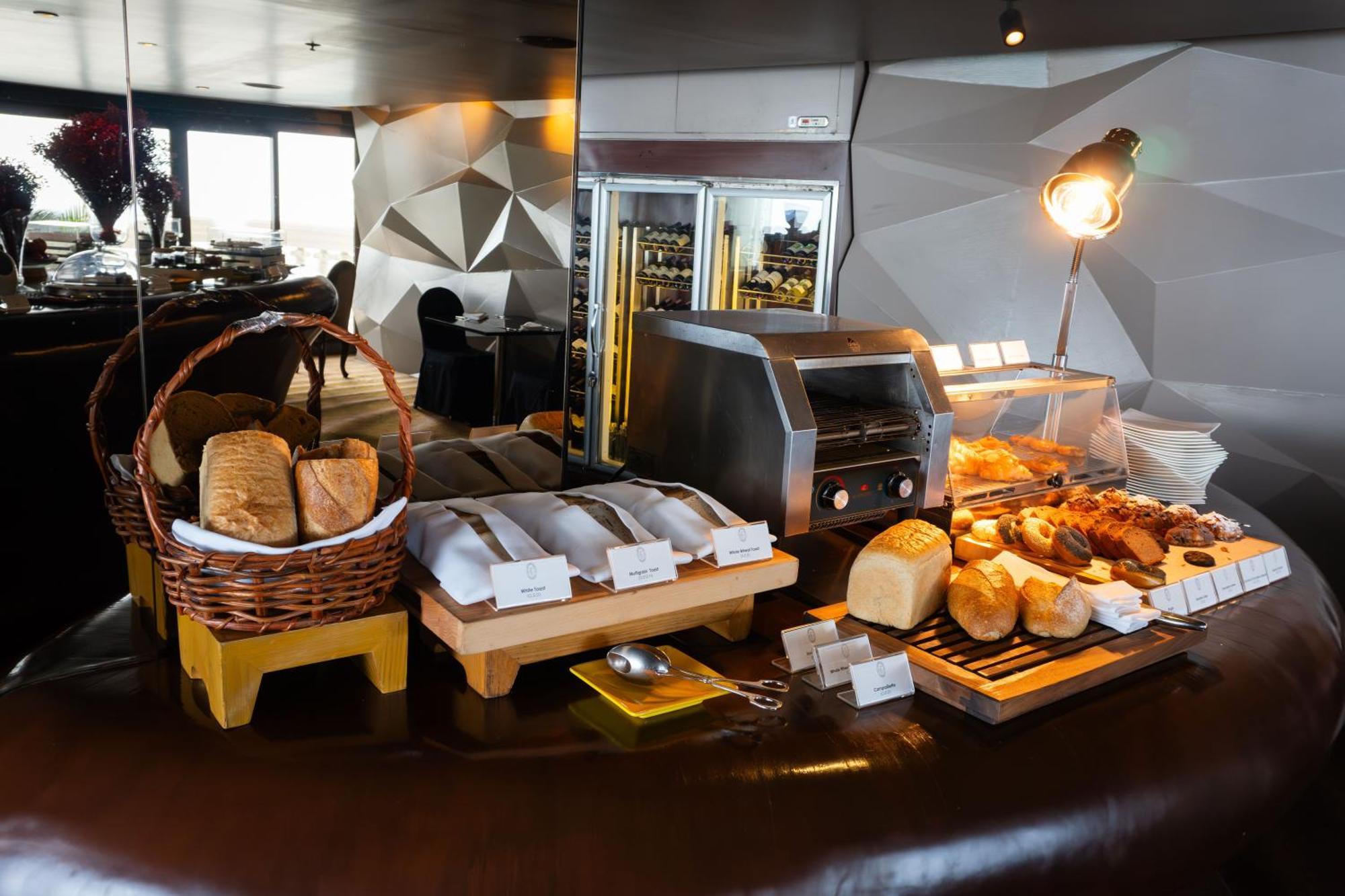 Hotel Lebua At State Tower Bangkok Esterno foto Bread and pastry at a buffet