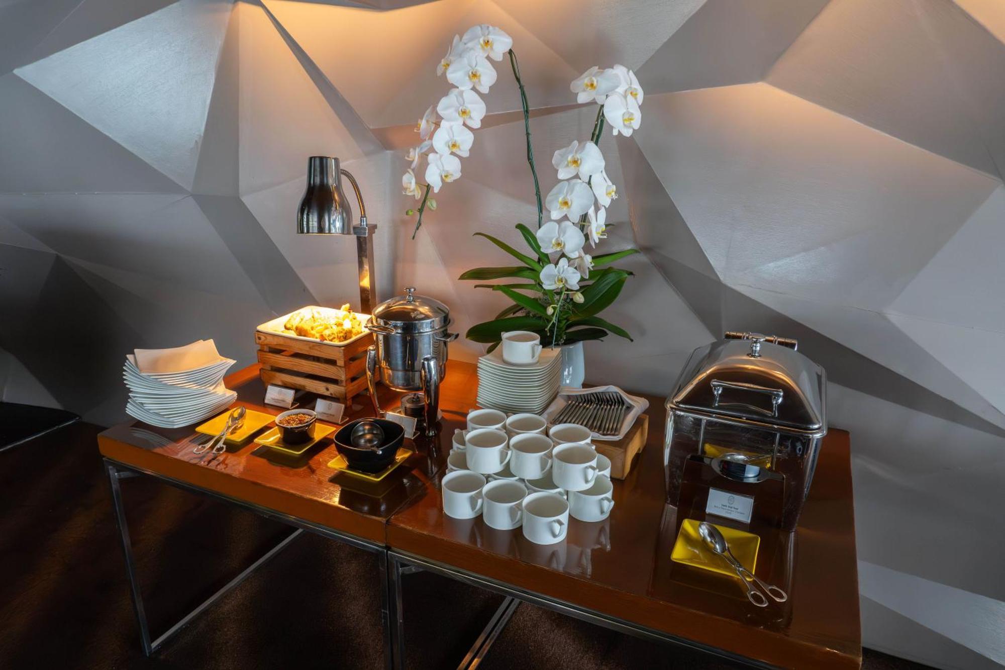 Hotel Lebua At State Tower Bangkok Esterno foto A coffee station at an airport lounge