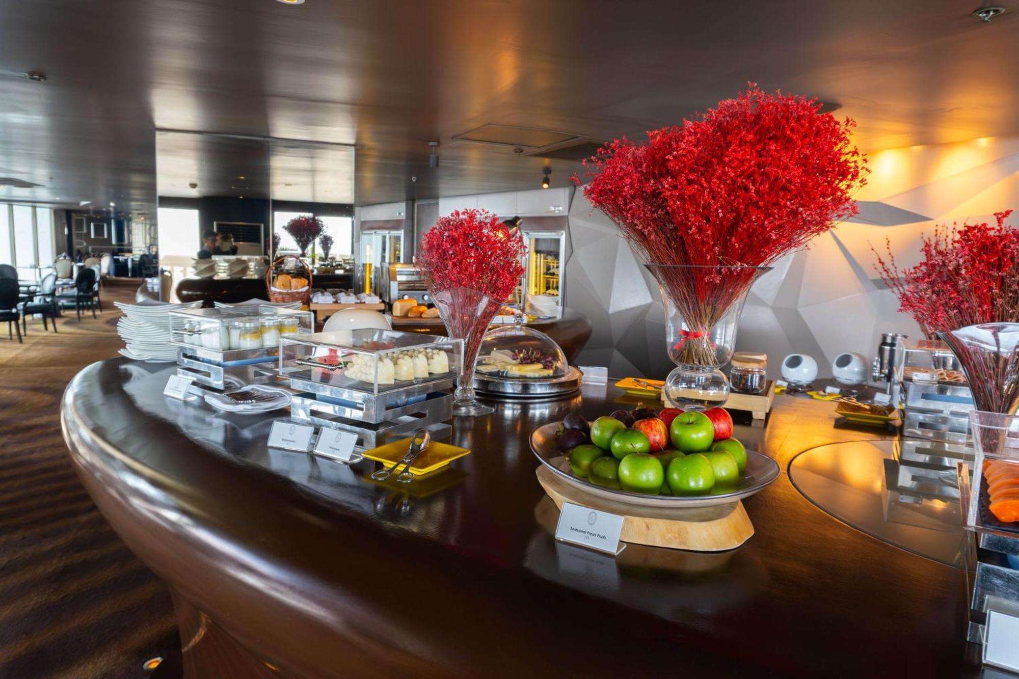 Hotel Lebua At State Tower Bangkok Esterno foto The buffet at the lounge