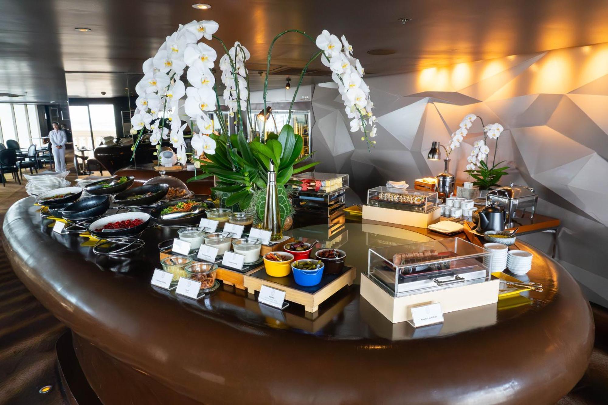 Hotel Lebua At State Tower Bangkok Esterno foto A buffet at the airport