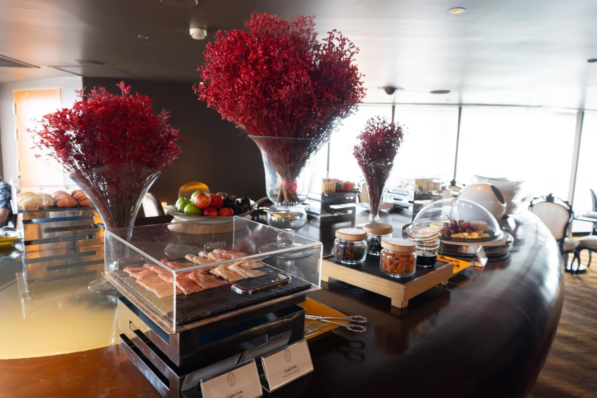 Hotel Lebua At State Tower Bangkok Esterno foto A buffet at a hotel