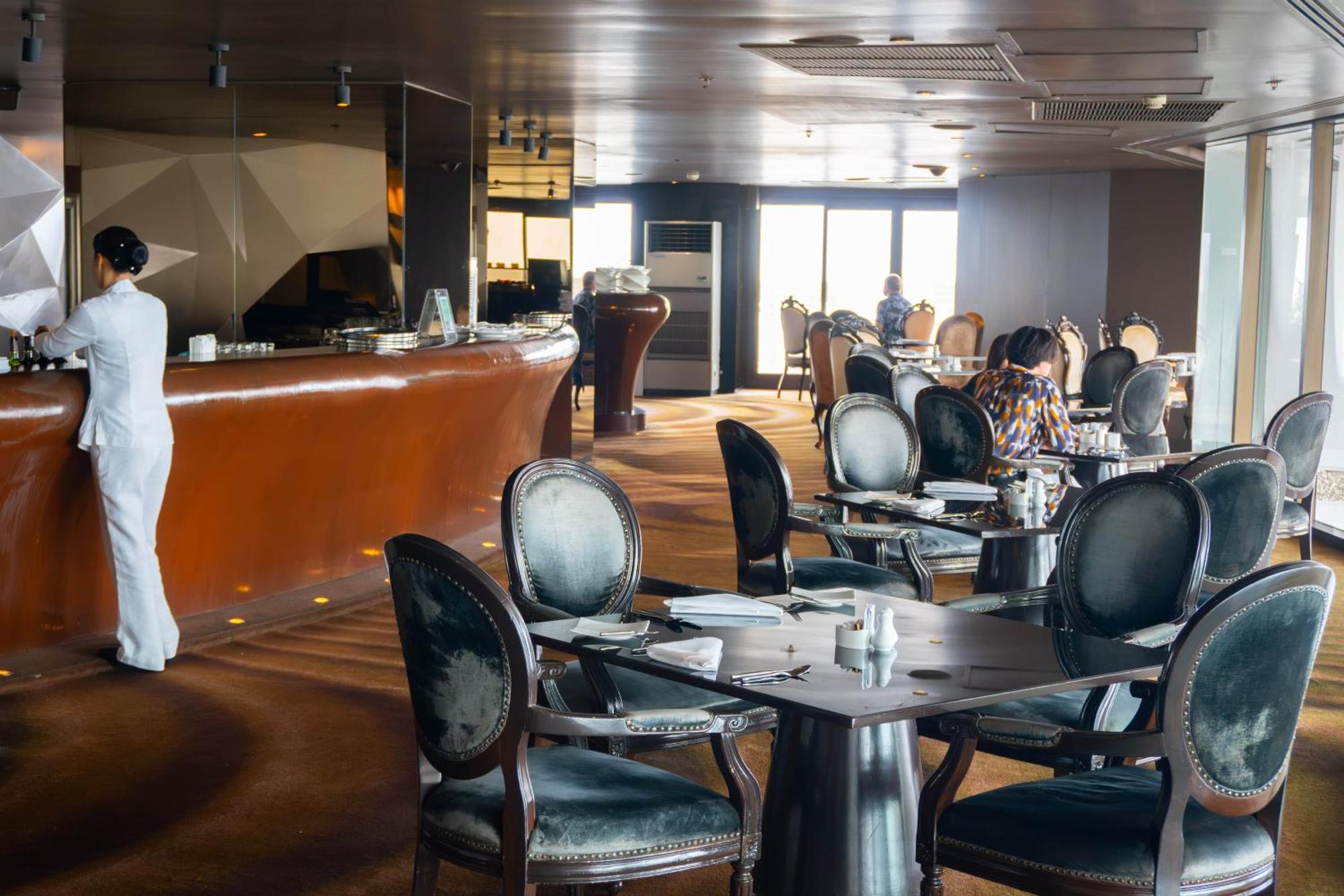 Hotel Lebua At State Tower Bangkok Esterno foto The interior of the lounge