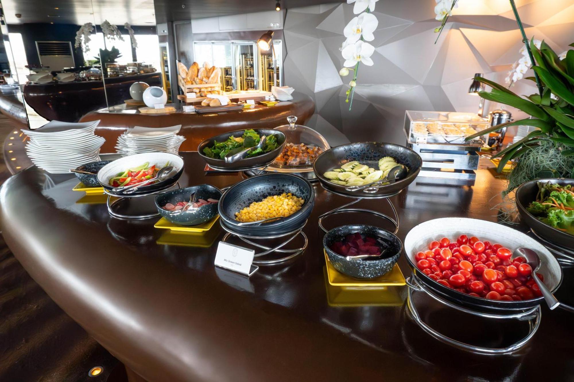 Hotel Lebua At State Tower Bangkok Esterno foto A salad bar