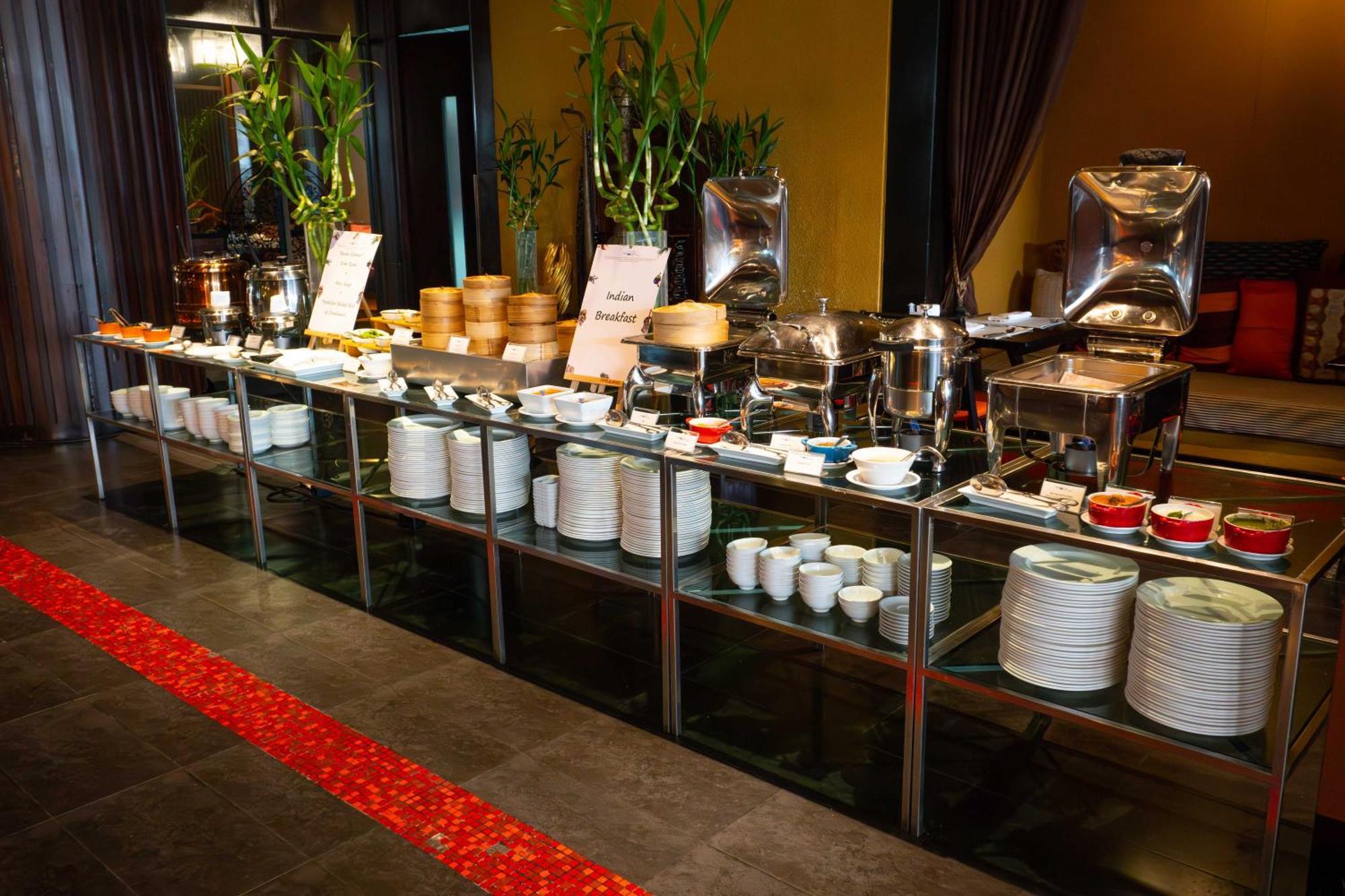 Hotel Lebua At State Tower Bangkok Esterno foto A buffet at a hotel