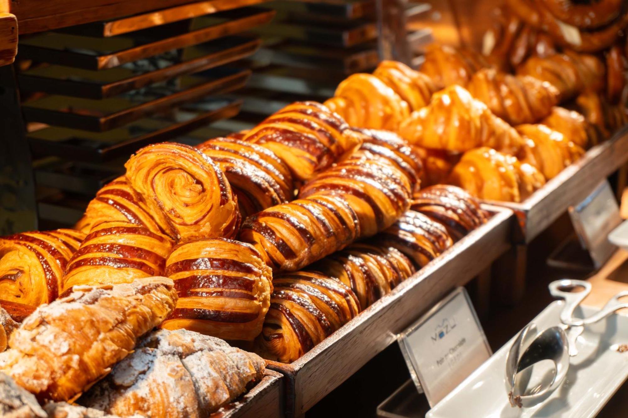 Hotel Lebua At State Tower Bangkok Esterno foto Cinnamon buns