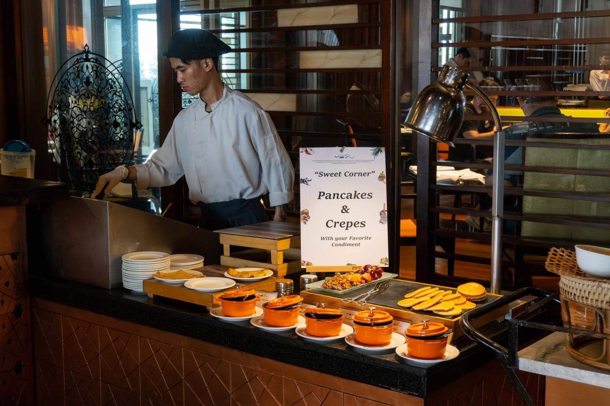 Hotel Lebua At State Tower Bangkok Esterno foto A pancake and crêpe buffet at a hotel