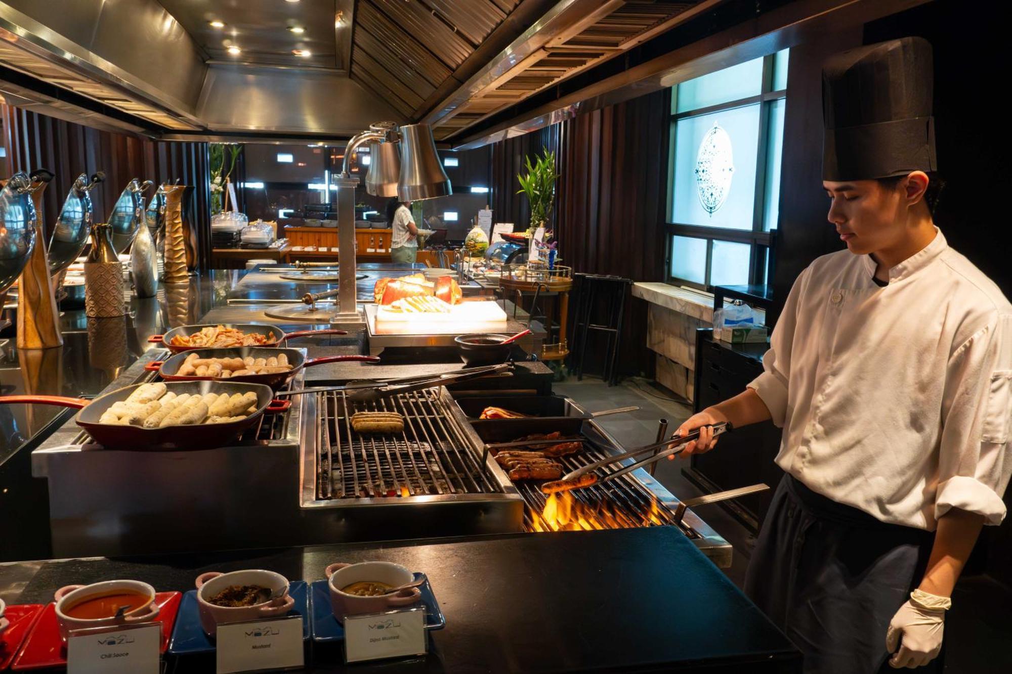 Hotel Lebua At State Tower Bangkok Esterno foto A live kitchen at a hotel