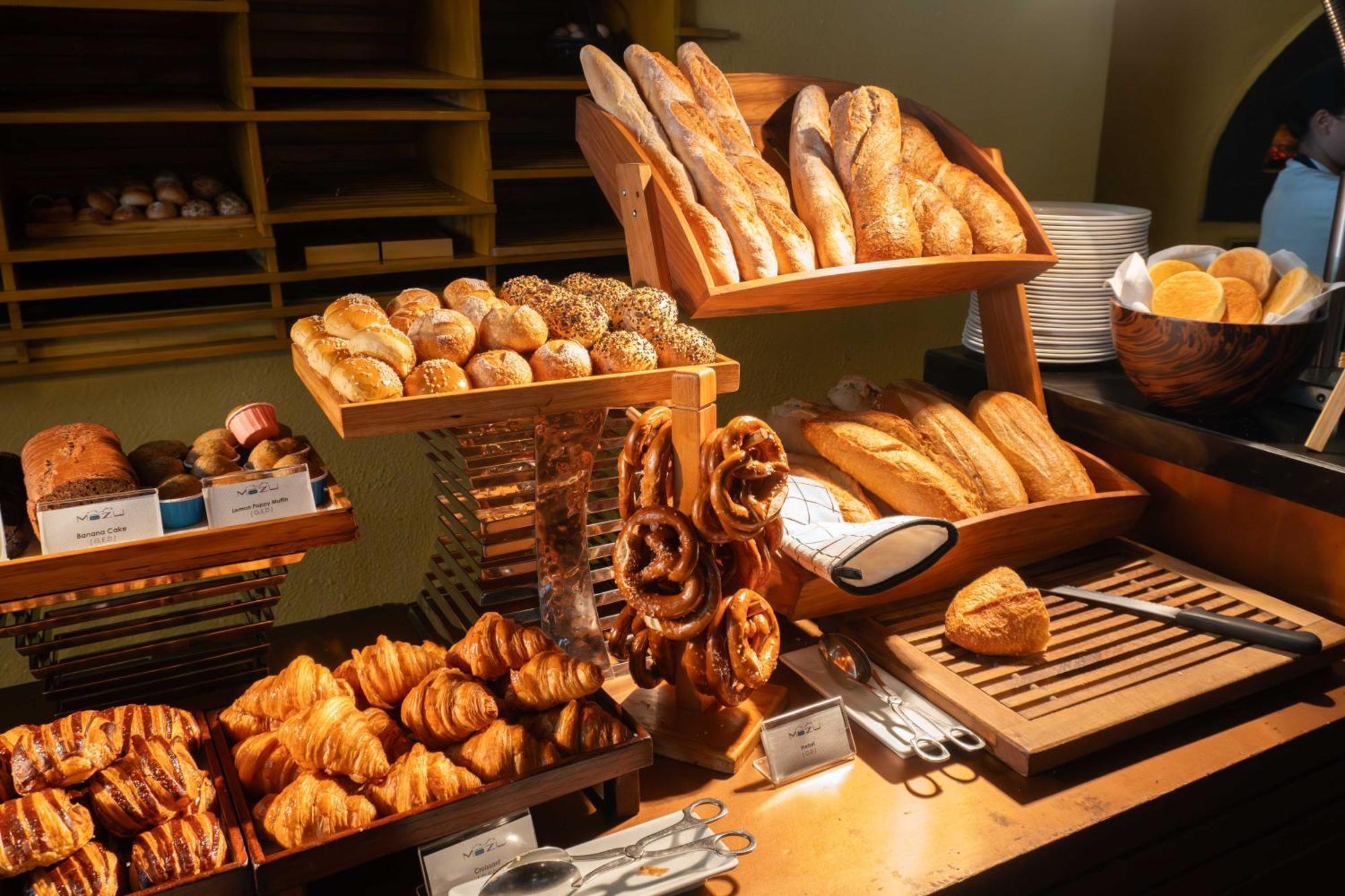 Hotel Lebua At State Tower Bangkok Esterno foto A bread station