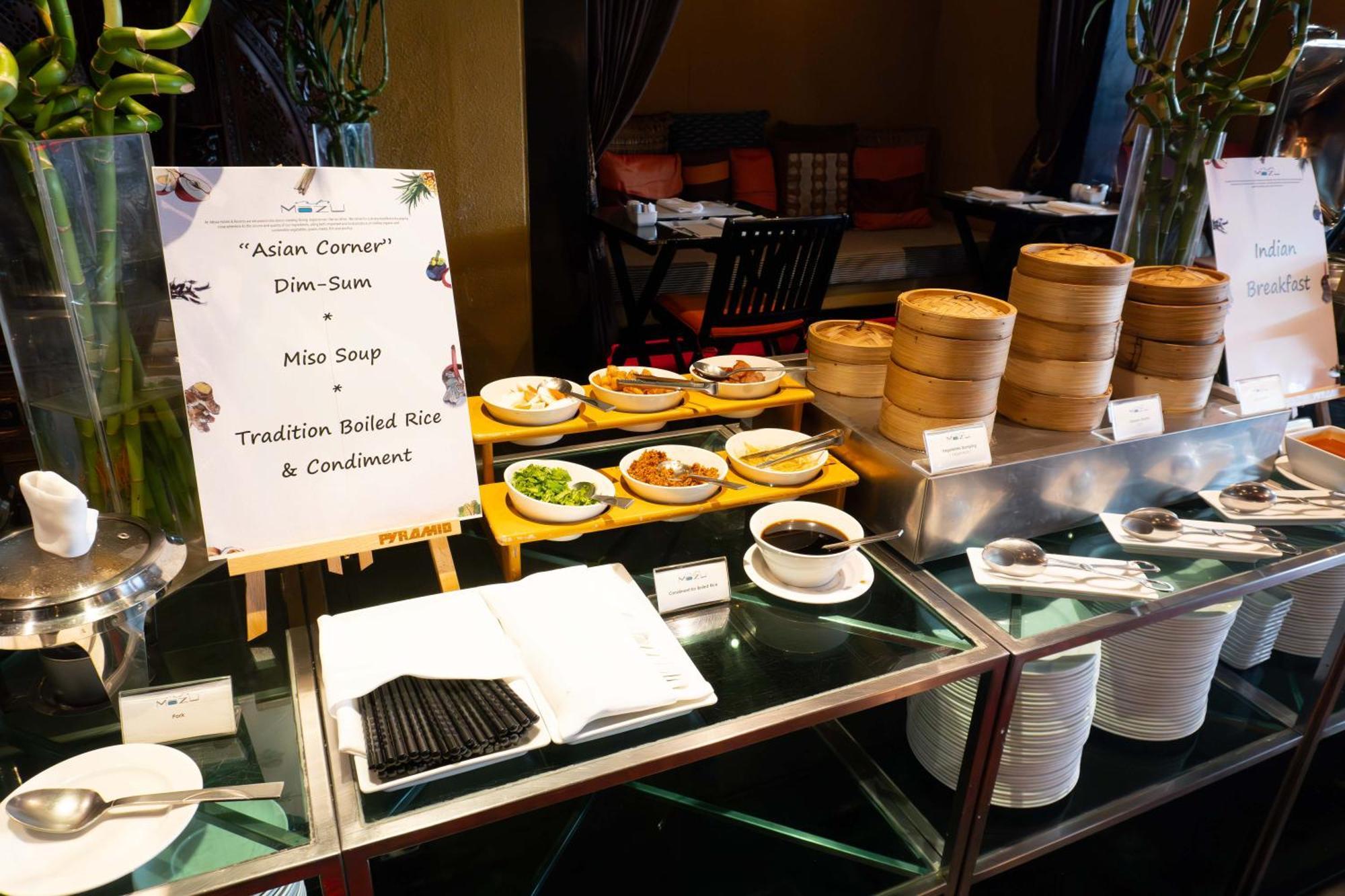 Hotel Lebua At State Tower Bangkok Esterno foto Dim sum at a buffet
