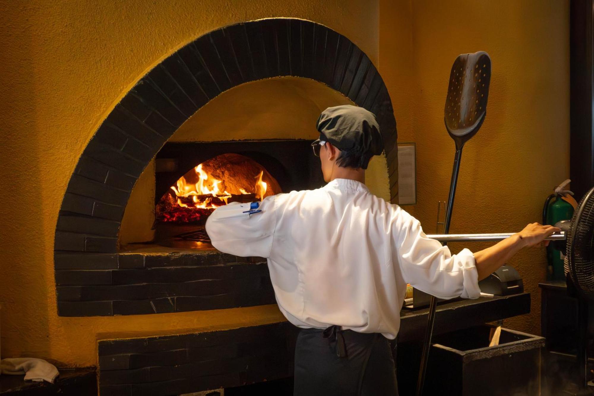 Hotel Lebua At State Tower Bangkok Esterno foto A wood-fired oven in a restaurant