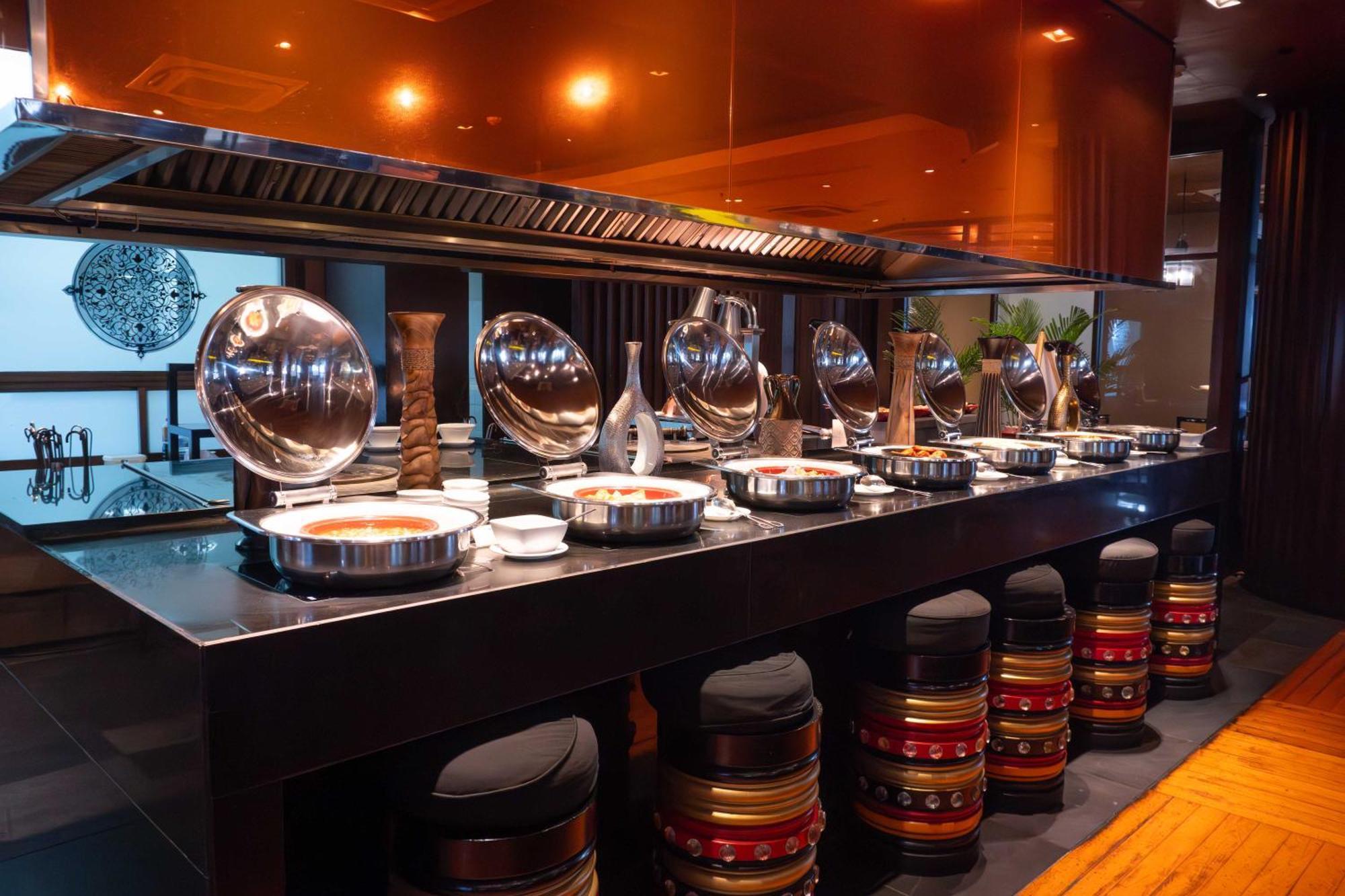Hotel Lebua At State Tower Bangkok Esterno foto A chafing dish buffet