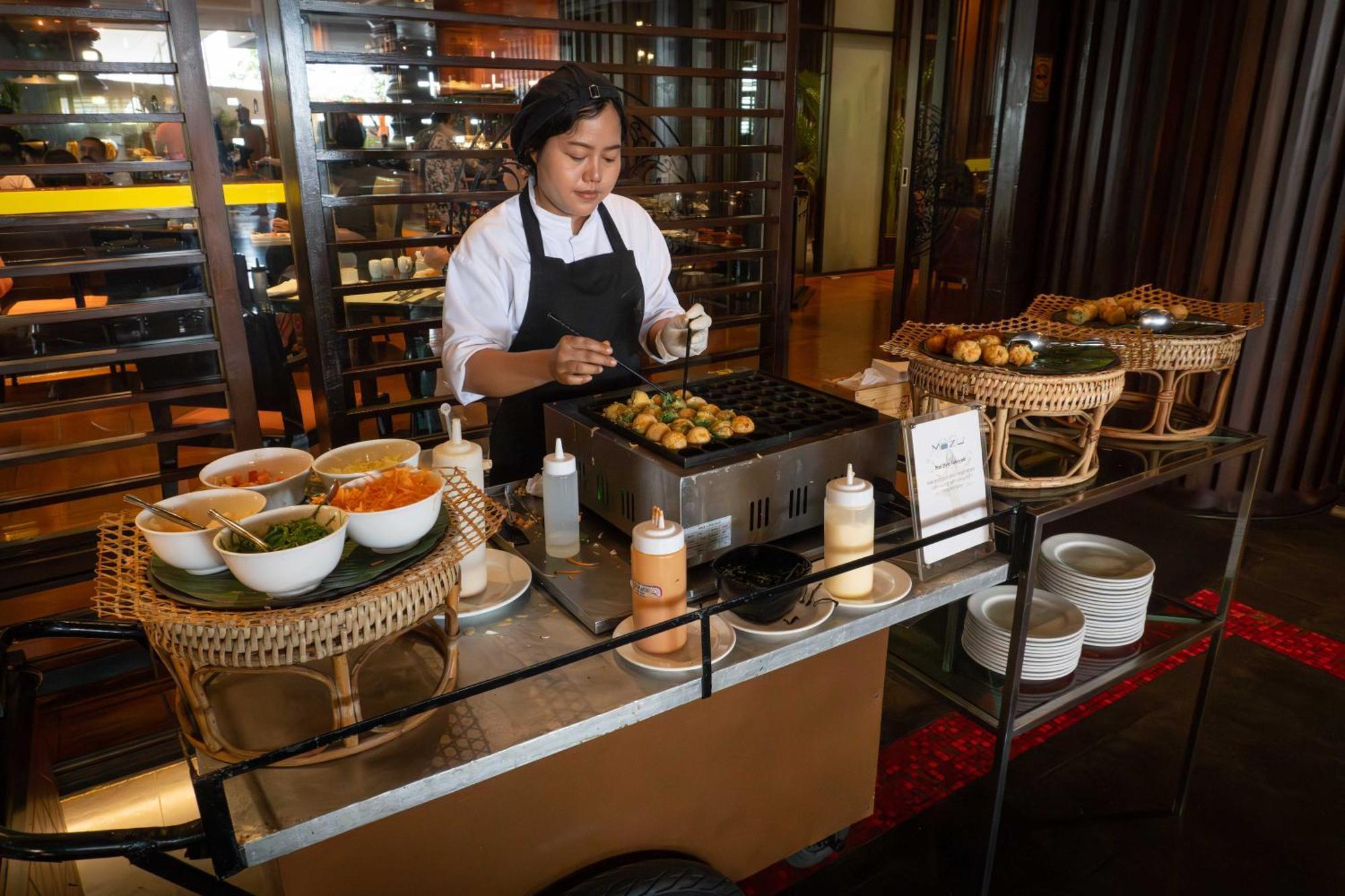 Hotel Lebua At State Tower Bangkok Esterno foto A live cooking station at a hotel