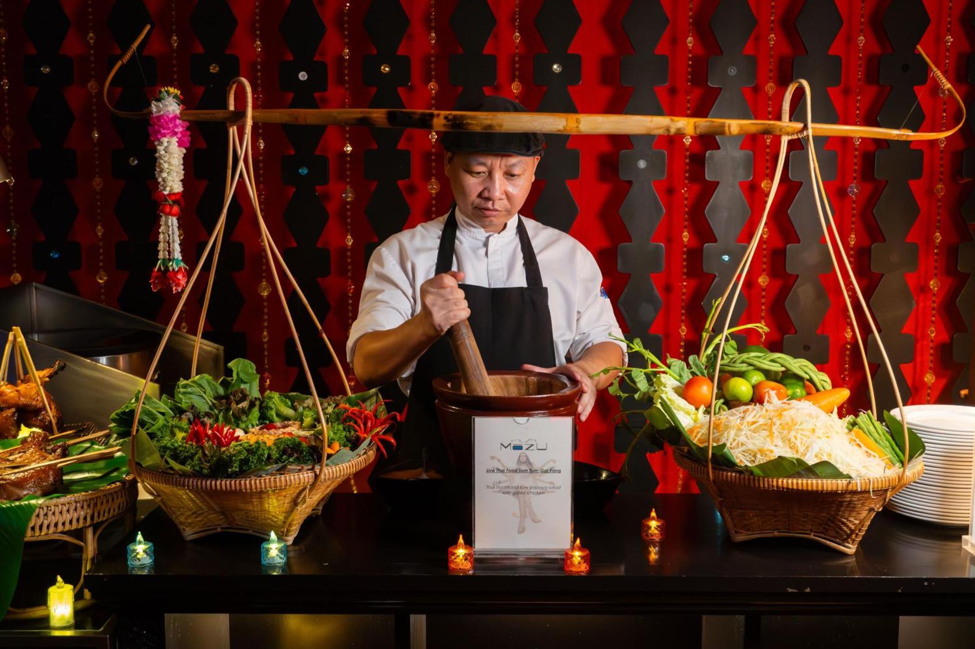 Hotel Lebua At State Tower Bangkok Esterno foto Chef preparing Thai cuisine