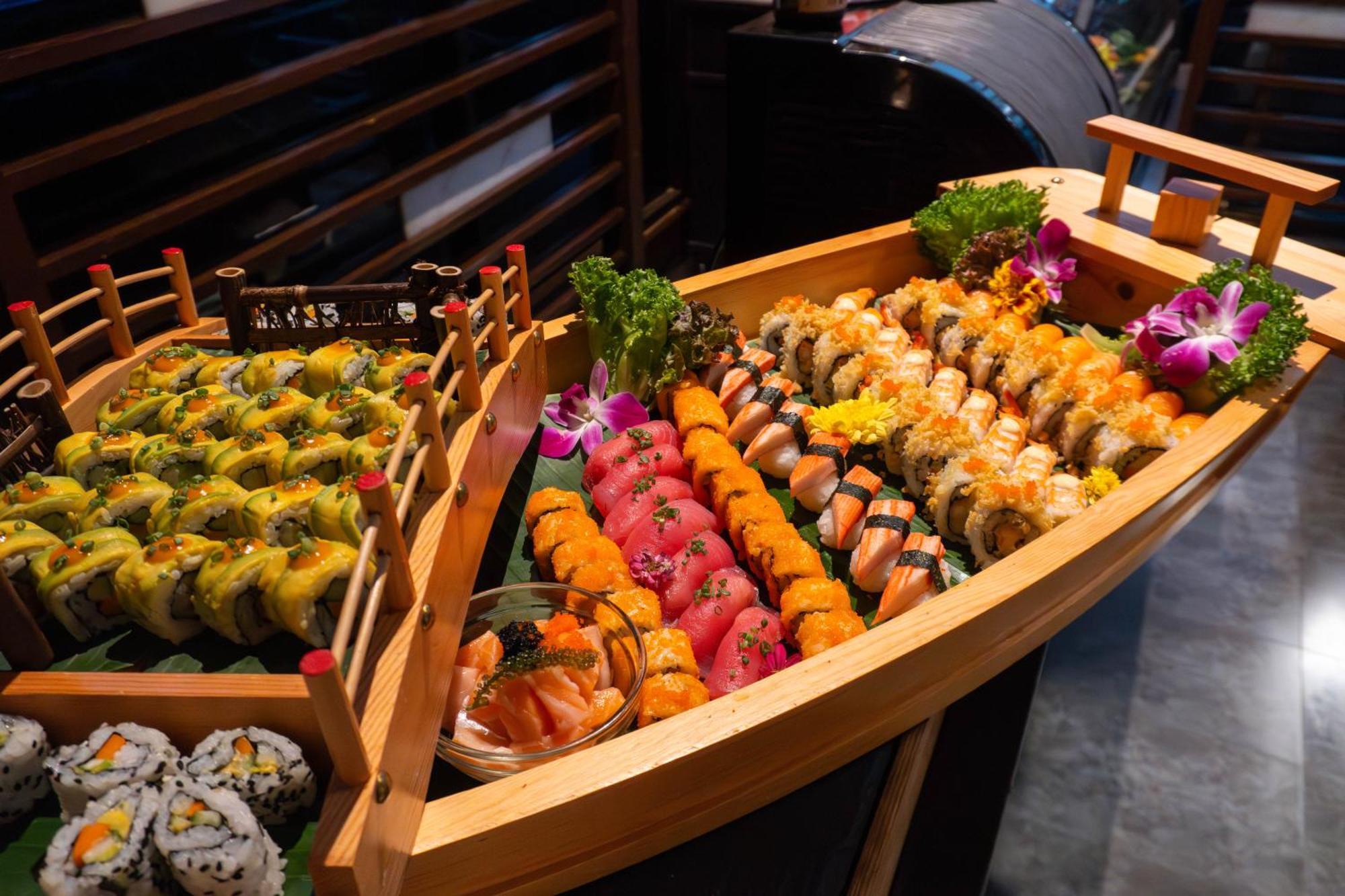 Hotel Lebua At State Tower Bangkok Esterno foto Sushi boat