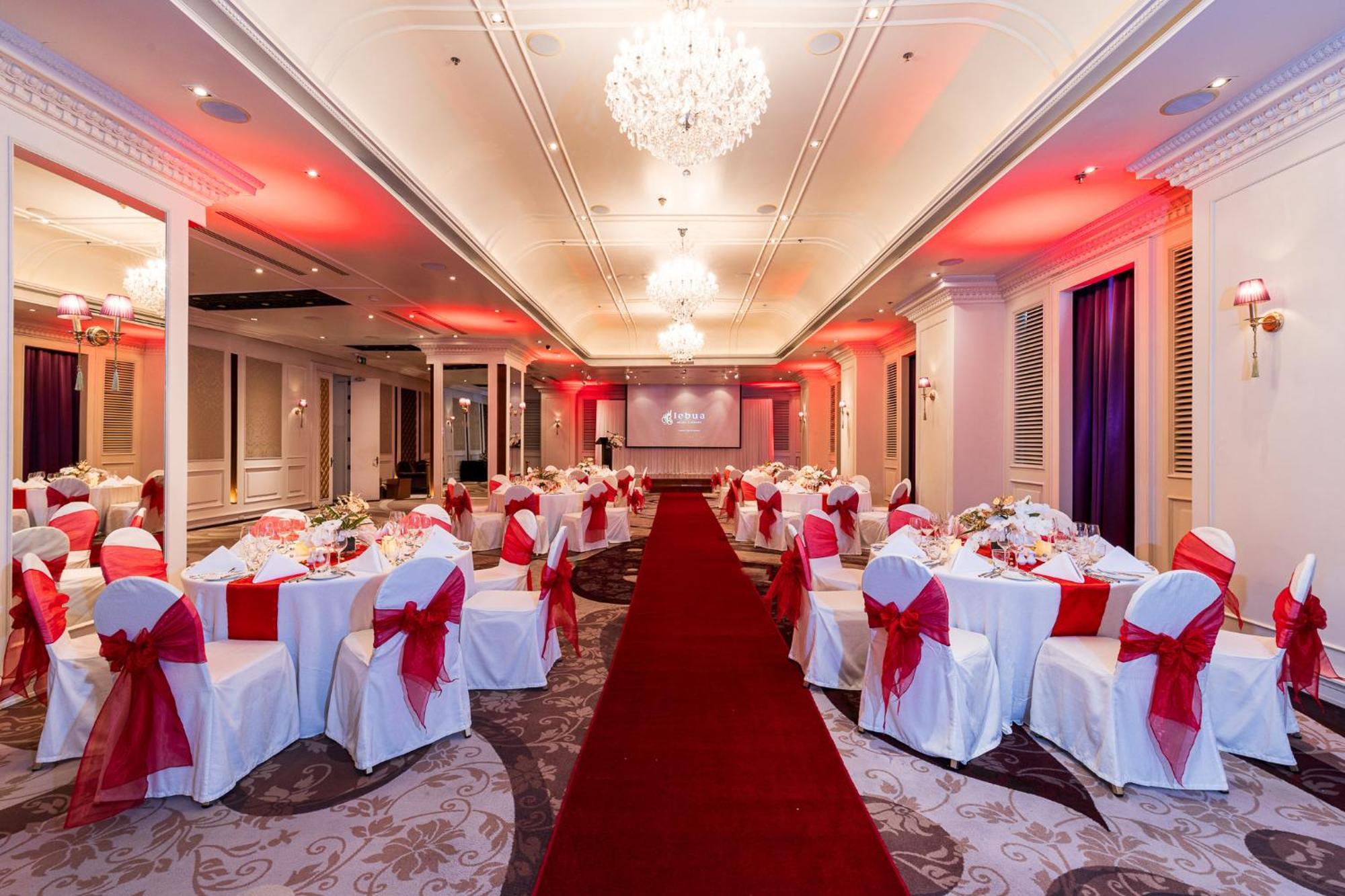 Hotel Lebua At State Tower Bangkok Esterno foto The ballroom at the hotel