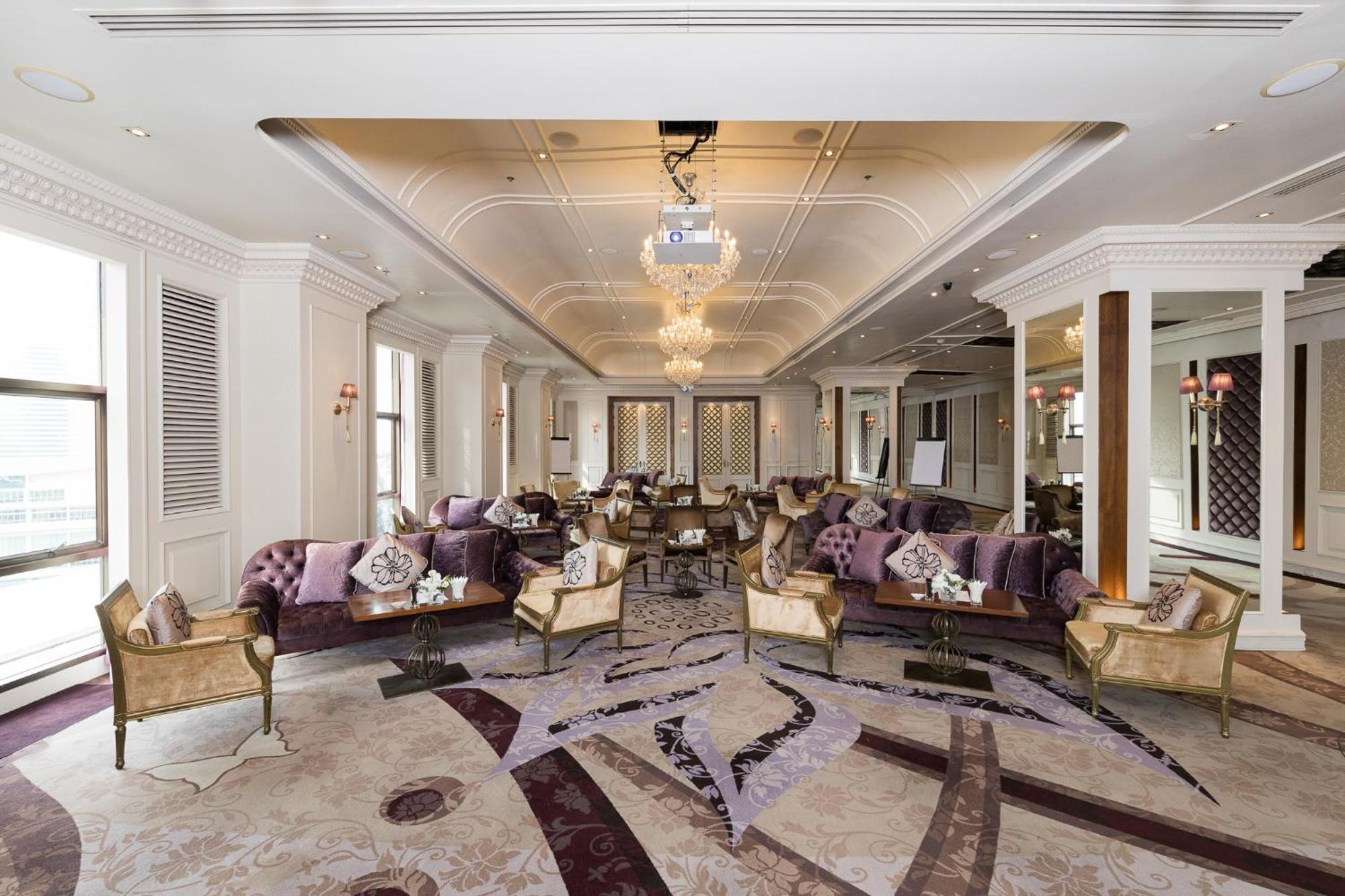 Hotel Lebua At State Tower Bangkok Esterno foto The interior of the hotel