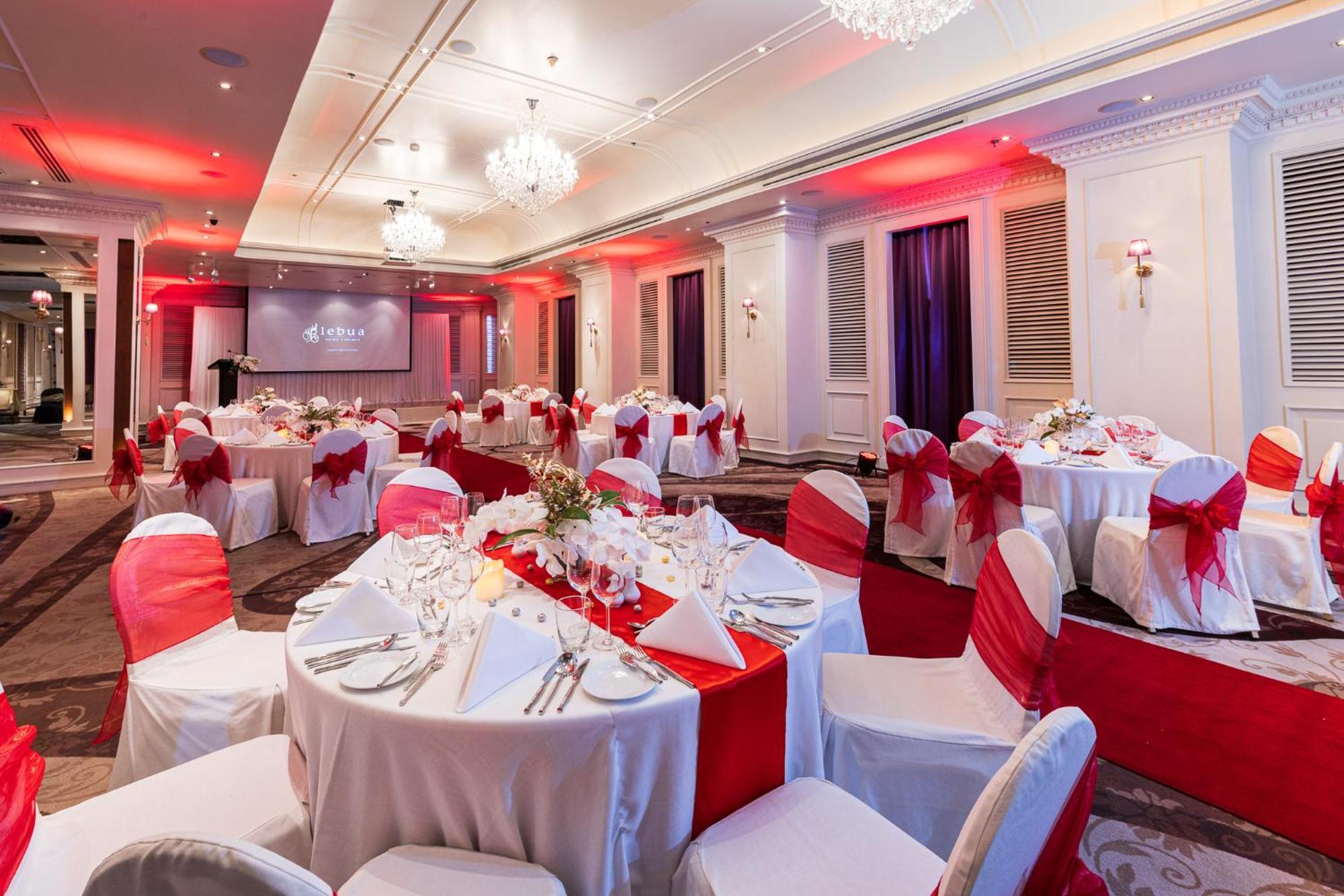 Hotel Lebua At State Tower Bangkok Esterno foto The ballroom at the hotel