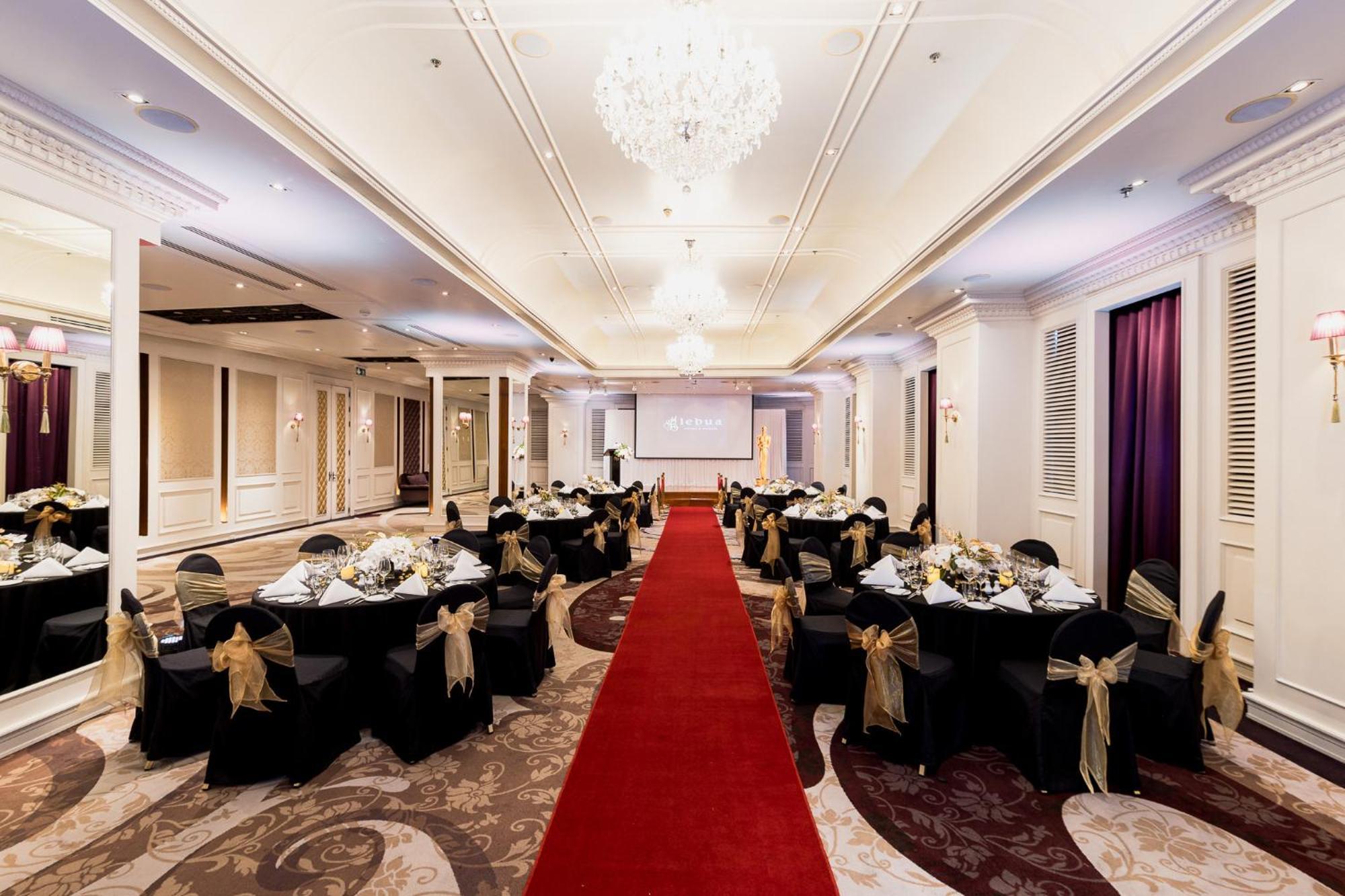 Hotel Lebua At State Tower Bangkok Esterno foto The ballroom