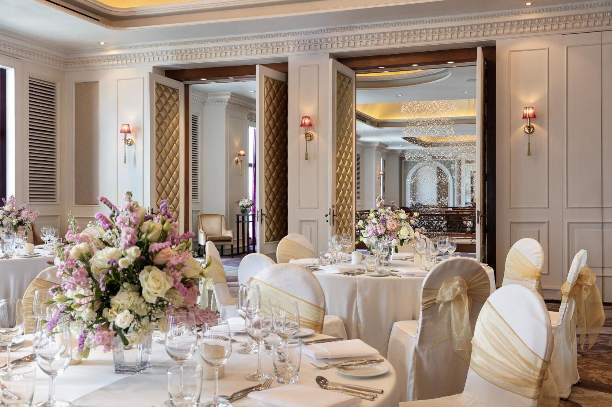 Hotel Lebua At State Tower Bangkok Esterno foto The ballroom at The Imperial