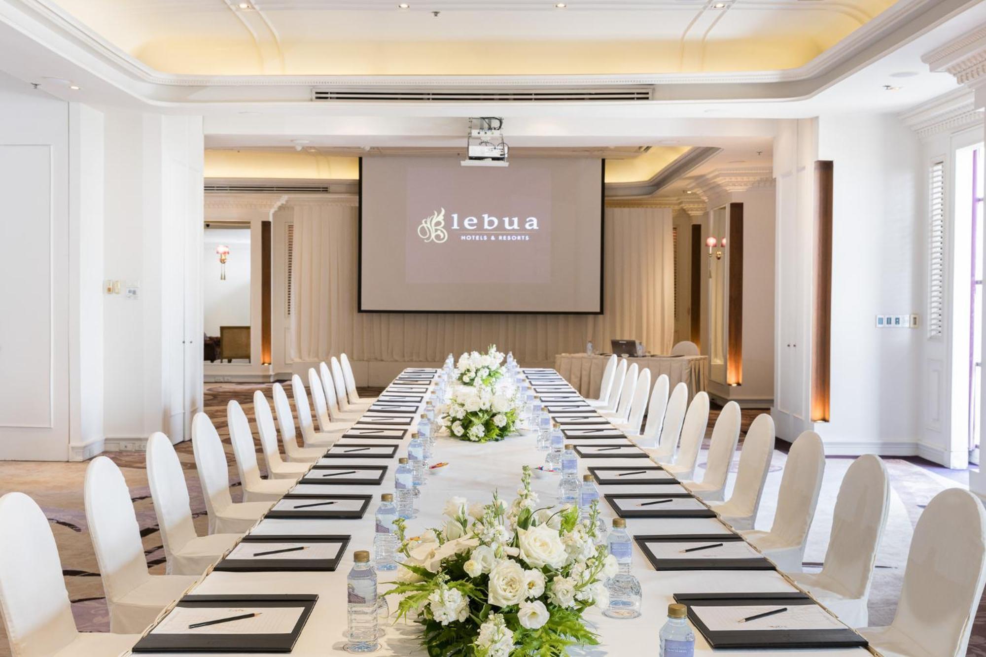 Hotel Lebua At State Tower Bangkok Esterno foto Meeting room