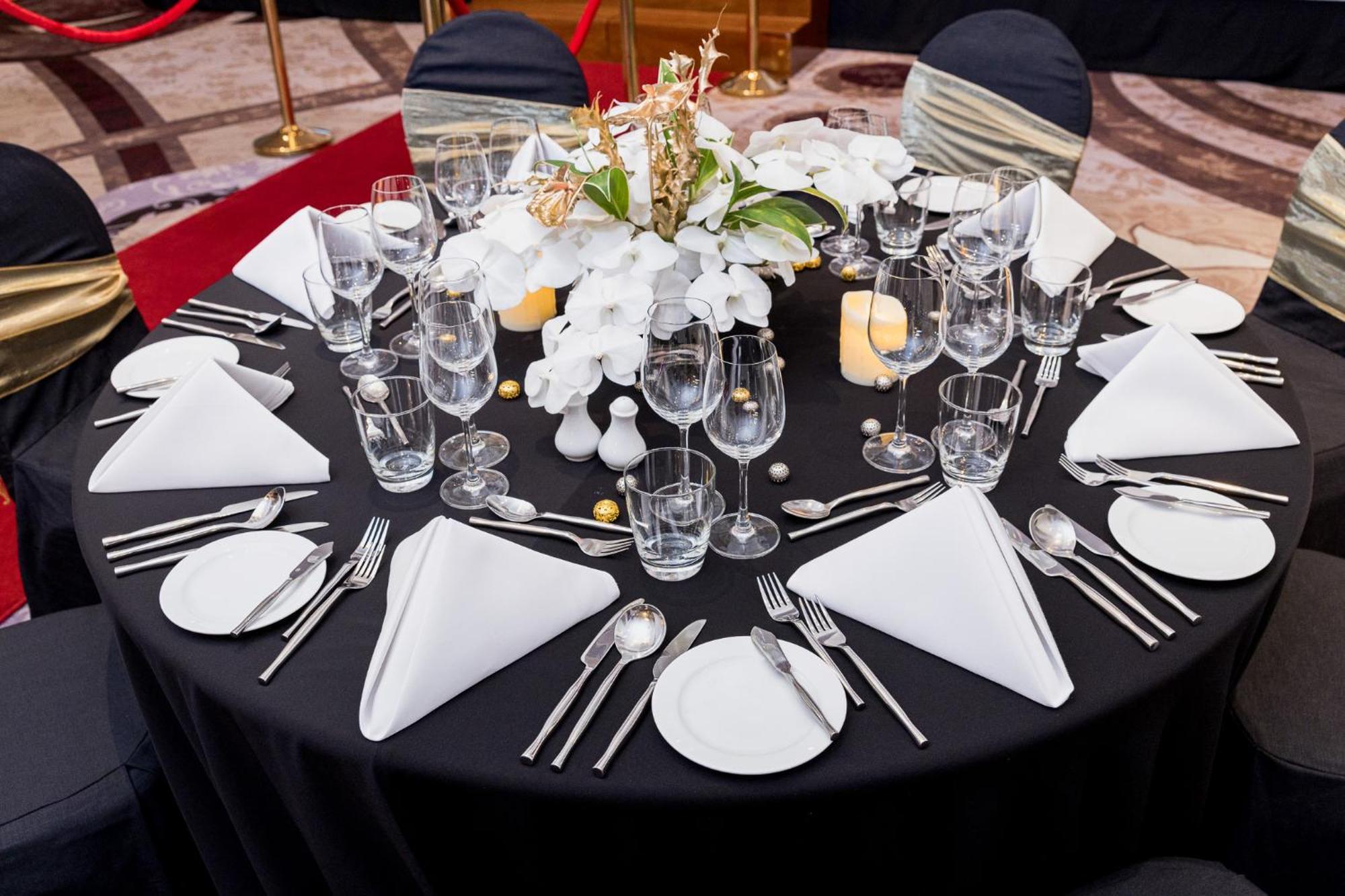 Hotel Lebua At State Tower Bangkok Esterno foto A table set for a formal dinner
