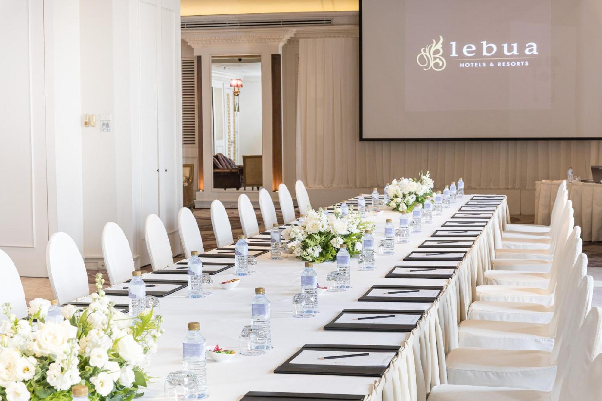 Hotel Lebua At State Tower Bangkok Esterno foto Meeting room